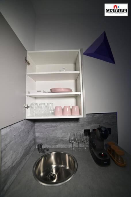 Double Bed Studio Flat With Netflix Flat B Unit C2 Wifi Disney By Cineplex Short Lets Serviced *