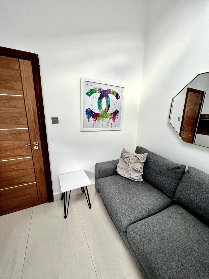 3 Cosy Homes Walking Distance To Mall With Parking Available To Book Separately 3 Bed House Or 1 Bed Or Londen