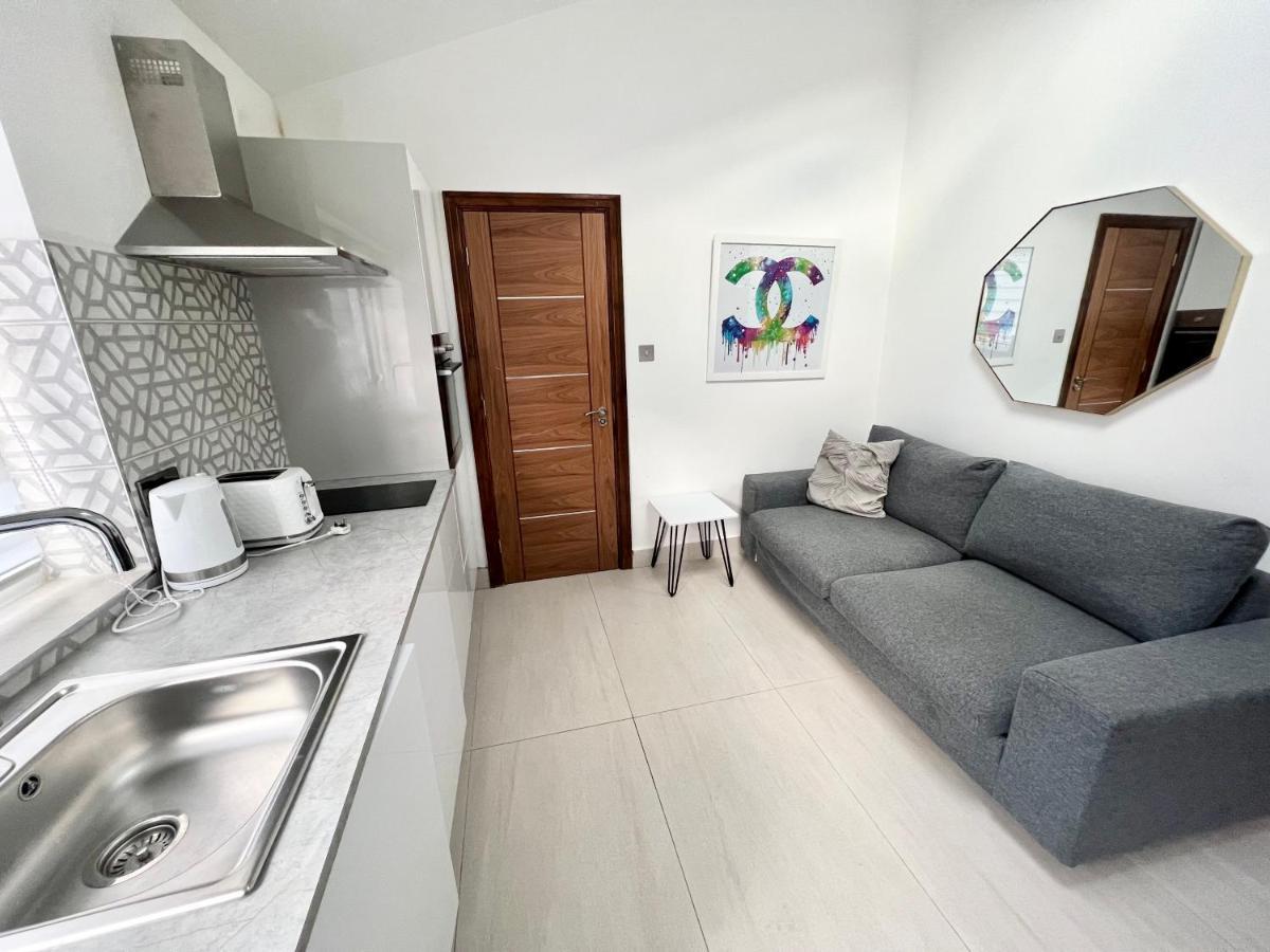 Vakantiehuis 3 Cosy Homes Walking Distance To Mall With Parking Available To Book Separately 3 Bed House Or 1 Bed Or *