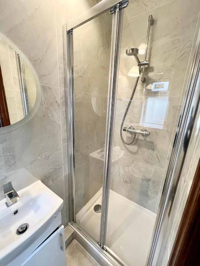 3 Cosy Homes Walking Distance To Mall With Parking Available To Book Separately 3 Bed House Or 1 Bed Or Vakantiehuis Londen