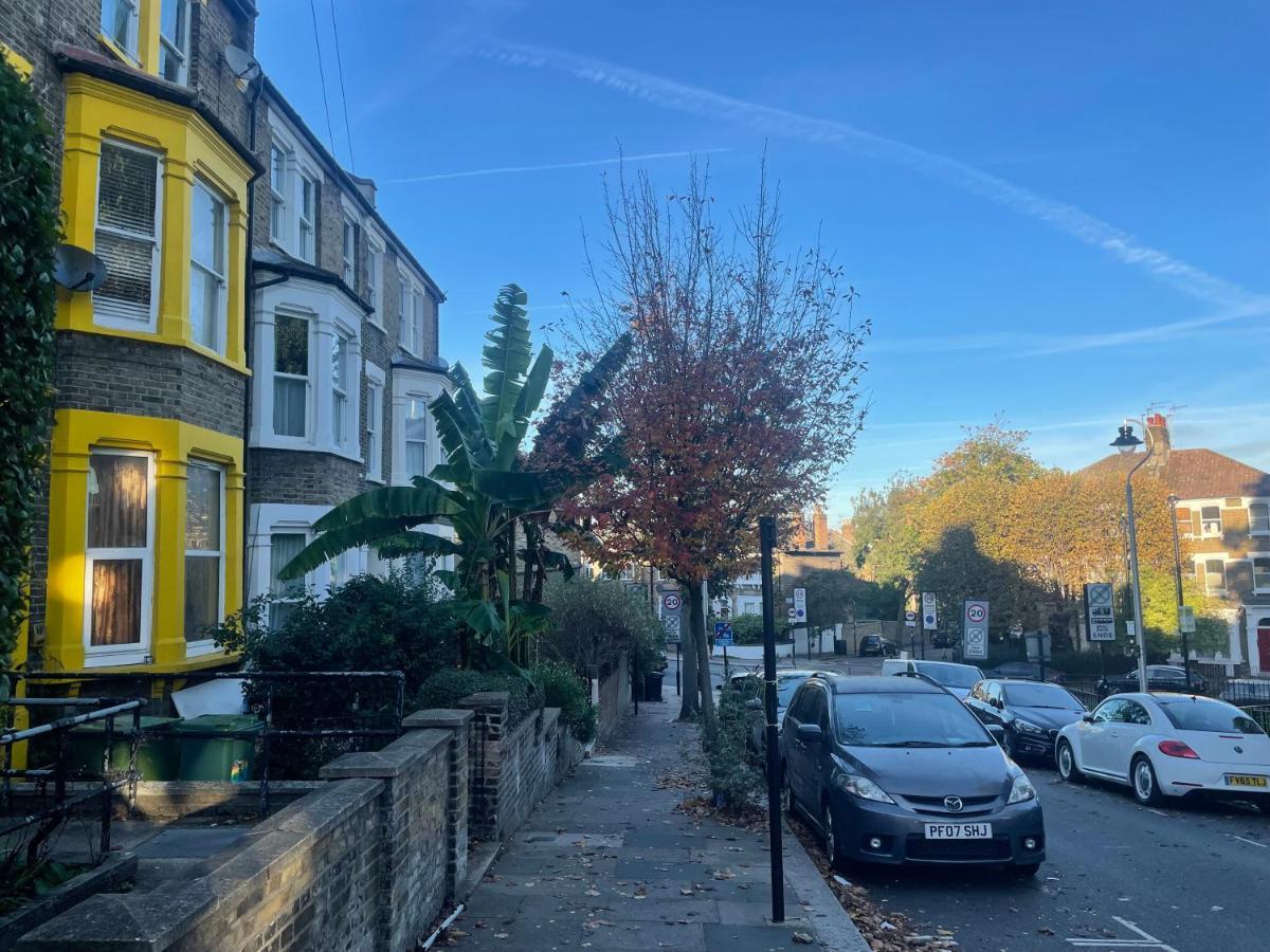 Double With Shared Bathroom In Private Self-contained Flat Will Share With One Other Person In Family House 2 Minutes Walk From Tufnell Park Tube Station 15 Minutes Walk From Camden Town Accommodatie bij particulieren Londen