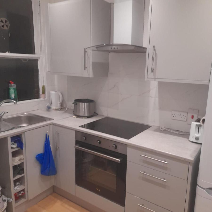Accommodatie bij particulieren Double With Shared Bathroom In Private Self-contained Flat Will Share With One Other Person In Family House 2 Minutes Walk From Tufnell Park Tube Station 15 Minutes Walk From Camden Town *