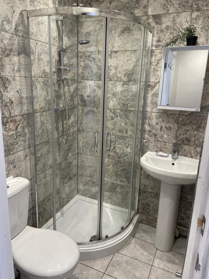 Accommodatie bij particulieren Double With Shared Bathroom In Private Self-contained Flat Will Share With One Other Person In Family House 2 Minutes Walk From Tufnell Park Tube Station 15 Minutes Walk From Camden Town