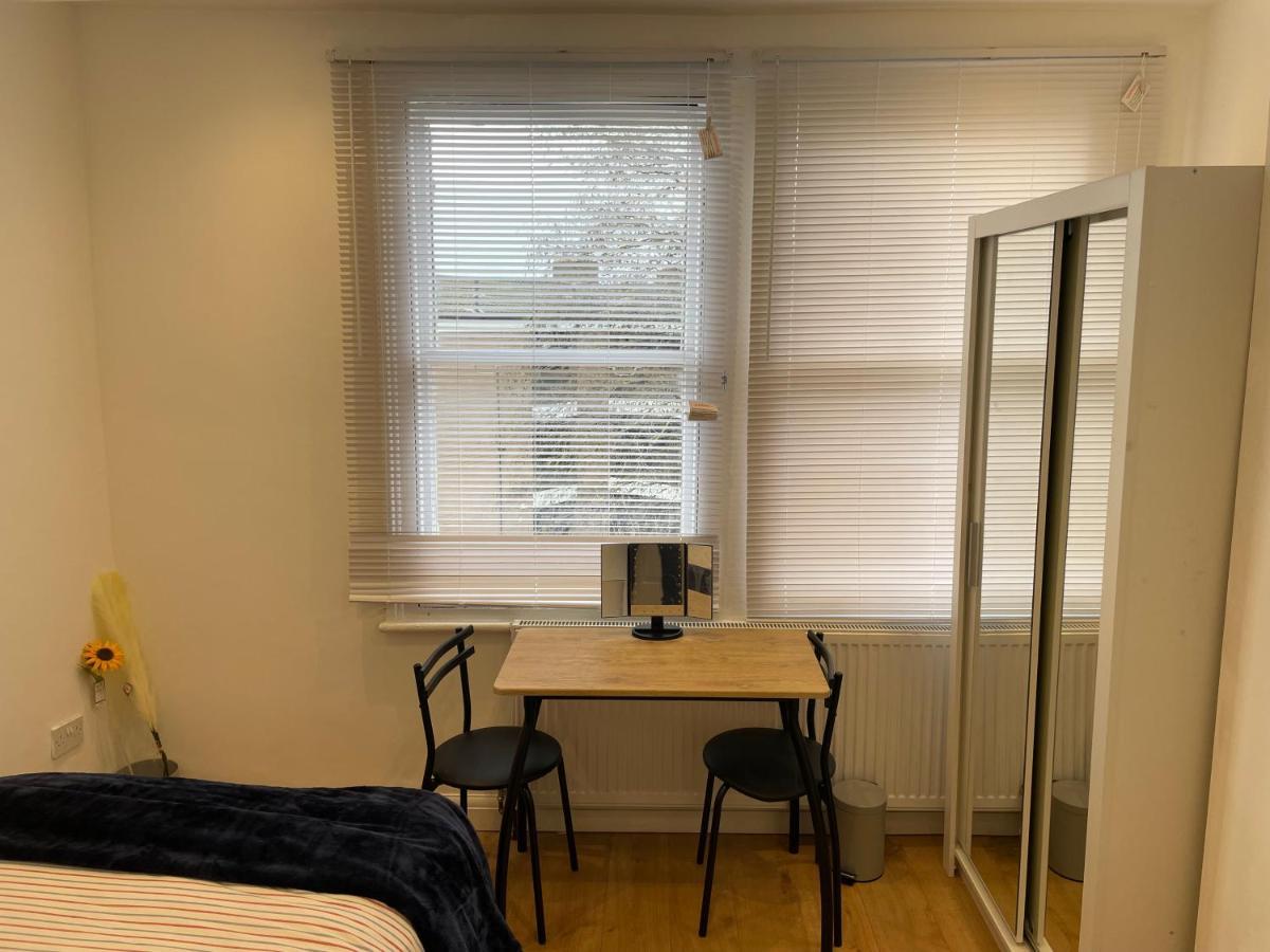 Double With Shared Bathroom In Private Self-contained Flat Will Share With One Other Person In Family House 2 Minutes Walk From Tufnell Park Tube Station 15 Minutes Walk From Camden Town Accommodatie bij particulieren Londen