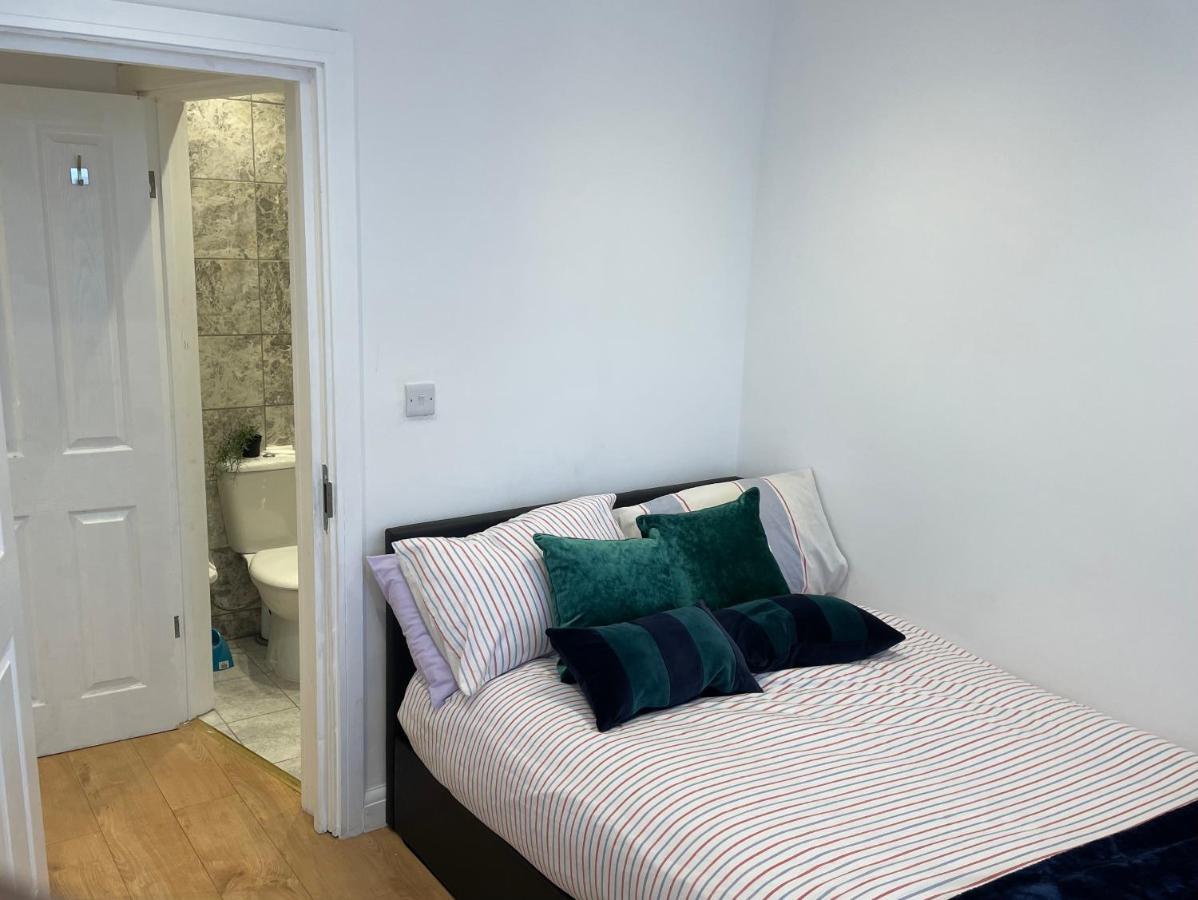 Accommodatie bij particulieren Double With Shared Bathroom In Private Self-contained Flat Will Share With One Other Person In Family House 2 Minutes Walk From Tufnell Park Tube Station 15 Minutes Walk From Camden Town