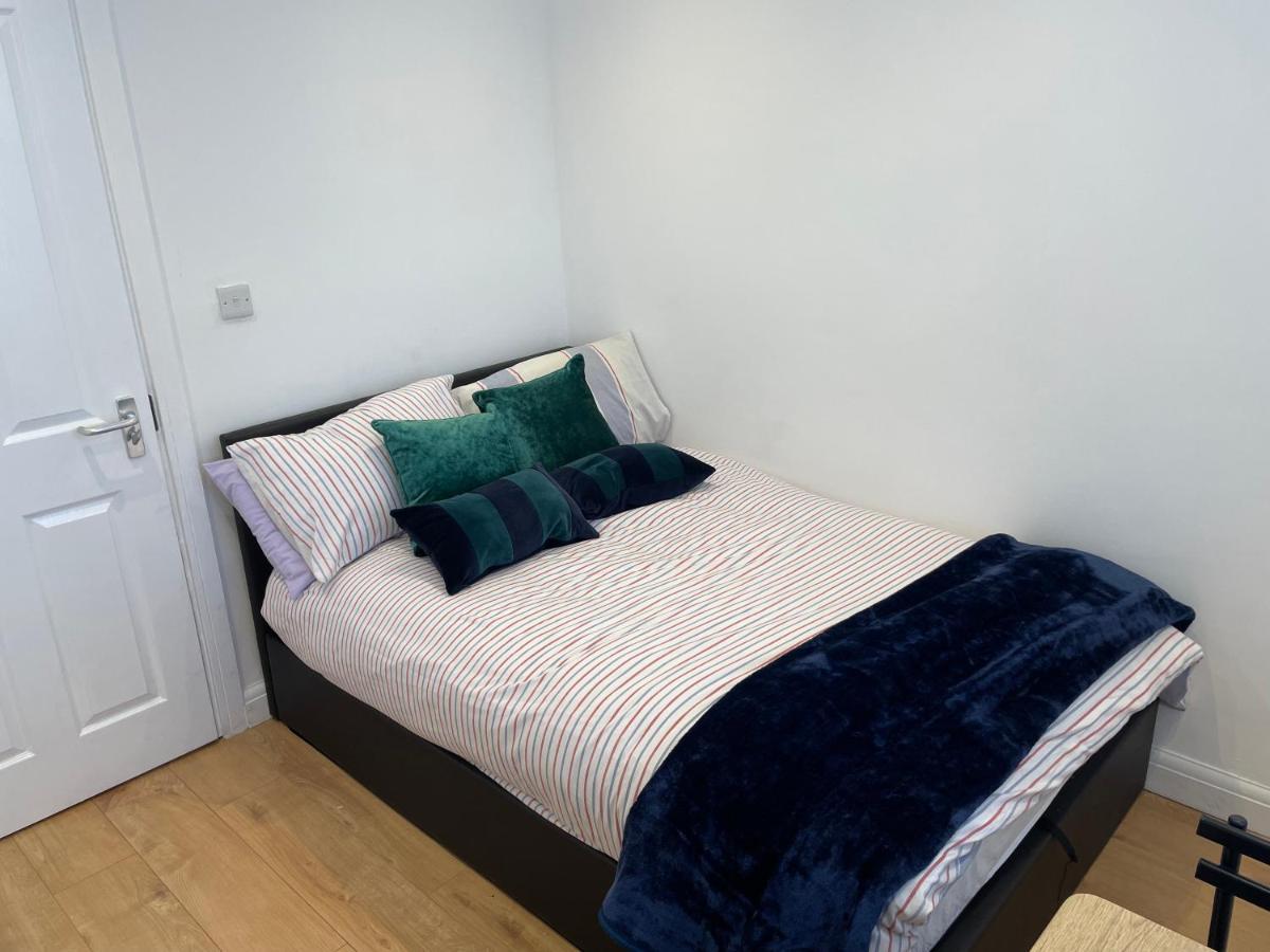 Accommodatie bij particulieren Double With Shared Bathroom In Private Self-contained Flat Will Share With One Other Person In Family House 2 Minutes Walk From Tufnell Park Tube Station 15 Minutes Walk From Camden Town