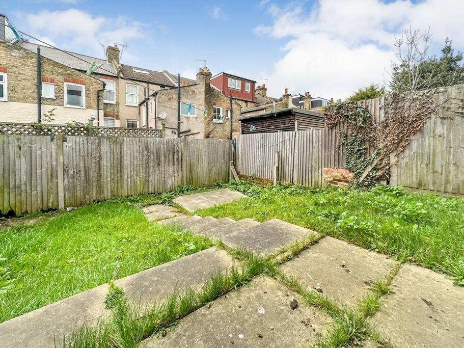 Newly Refurbished 3 Bed House Near O2 Arena Semesterbostad