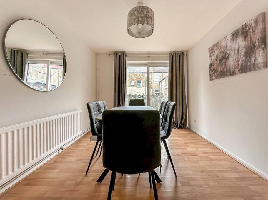 Semesterbostad Newly Refurbished 3 Bed House Near O2 Arena