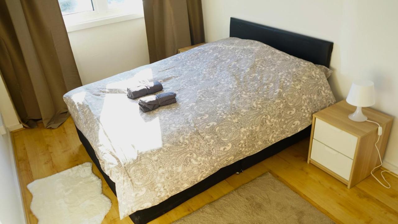 Large Modern 3 Bedrooms House With Patio/terrace Lejlighed London