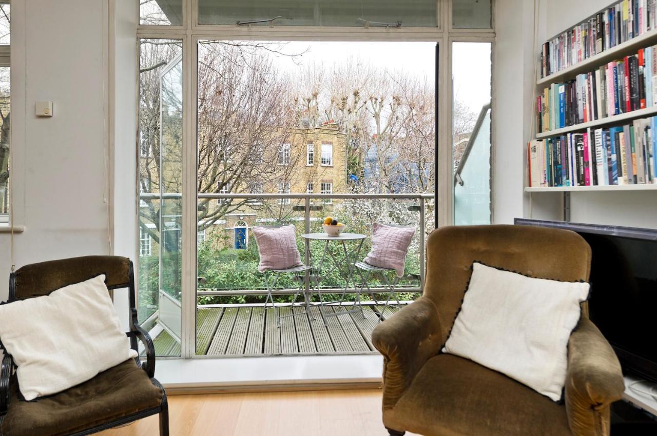 Large One Bedroom Flat With Balcony Close To The By Underthedoormat Lägenhet London