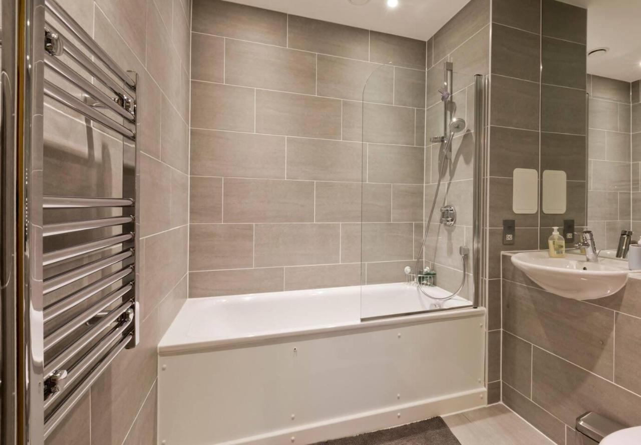 2-bed Only 15 Mins From * London