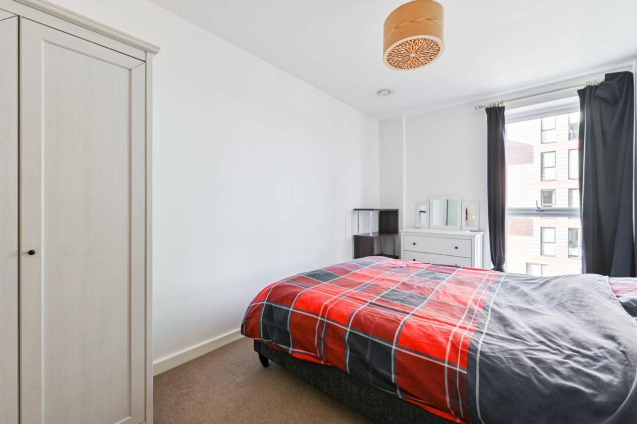 2-bed Only 15 Mins From *
