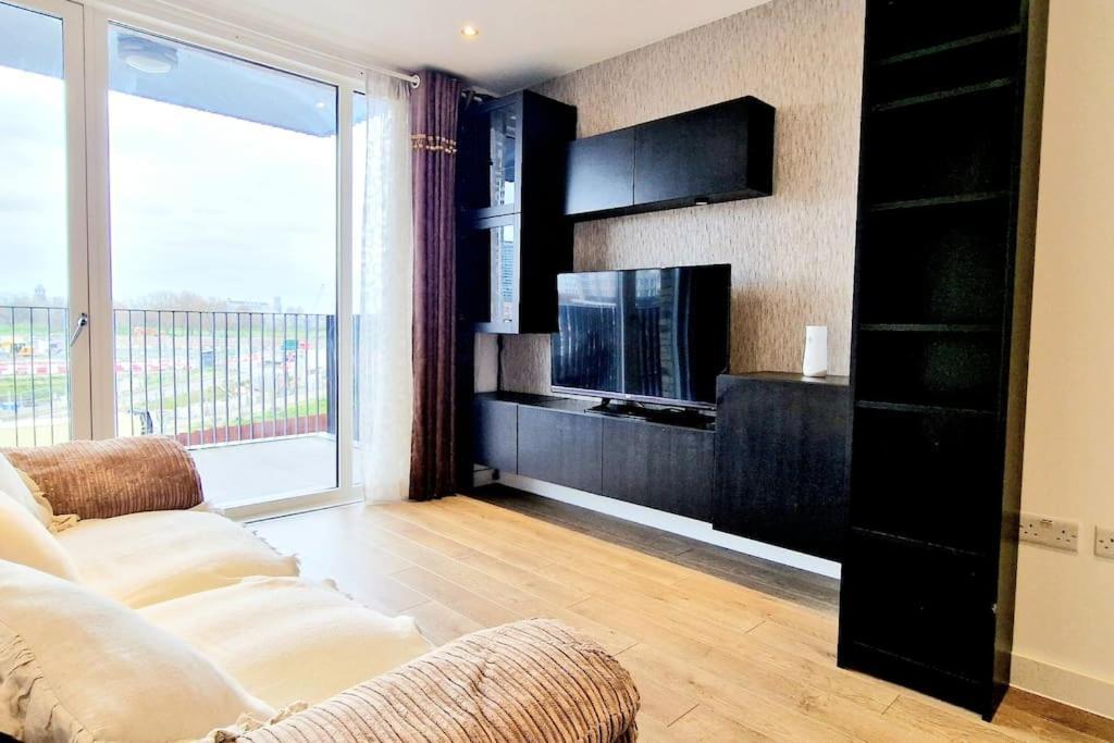 - Stunning Riverside Lejlighed