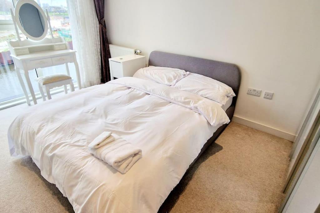 - Stunning Riverside Lejlighed London