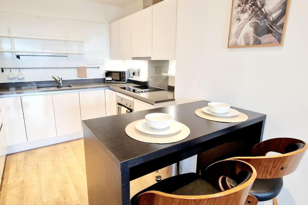 - Stunning Riverside Lejlighed London