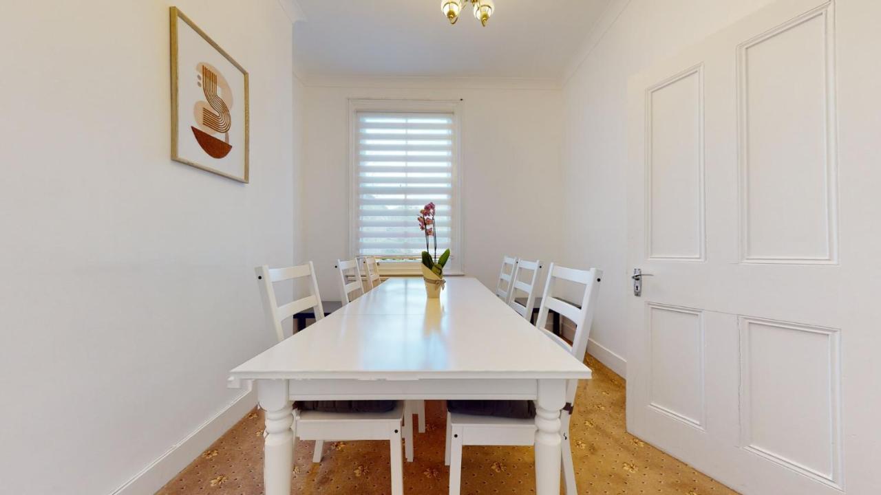 Cheerful 4 Bedroom Victorian House With Back Courtyard Feriehus London