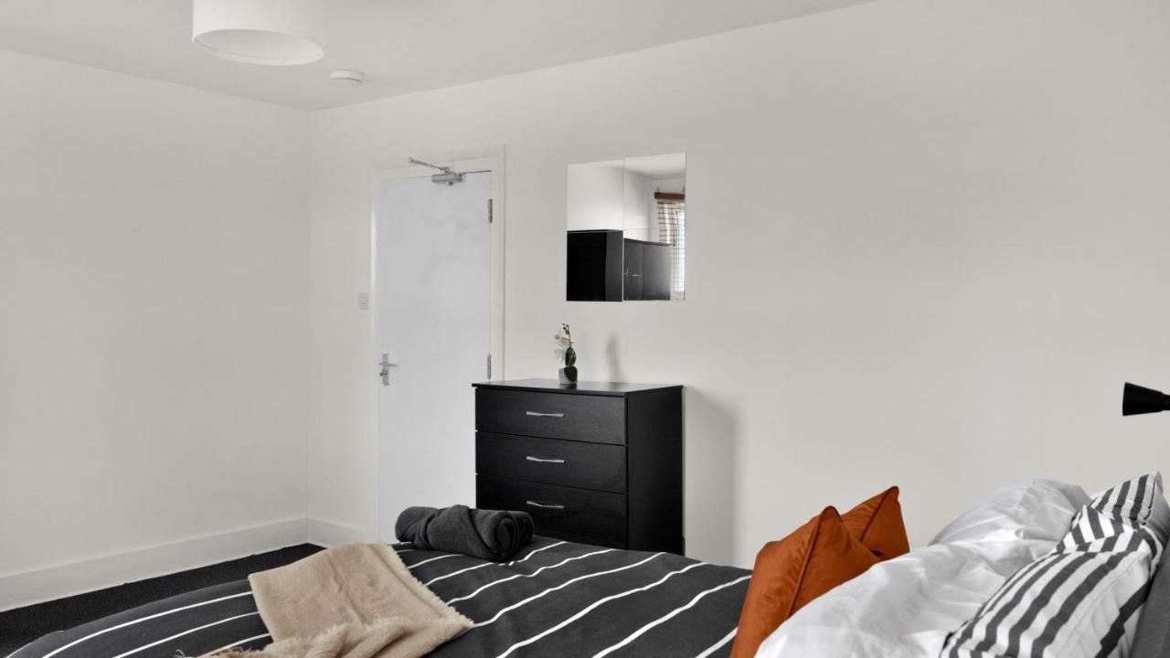 Livestay-4 Bed 2 Bath House With Private Garden Feriehus