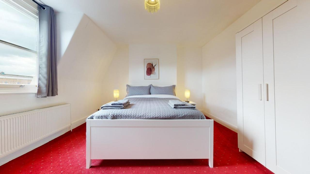 Feriehus Cheerful 4 Bedroom Victorian House With Back Courtyard