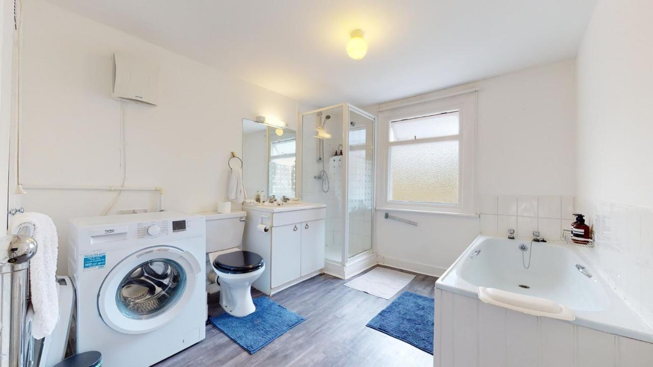 Cheerful 4 Bedroom Victorian House With Back Courtyard Londra