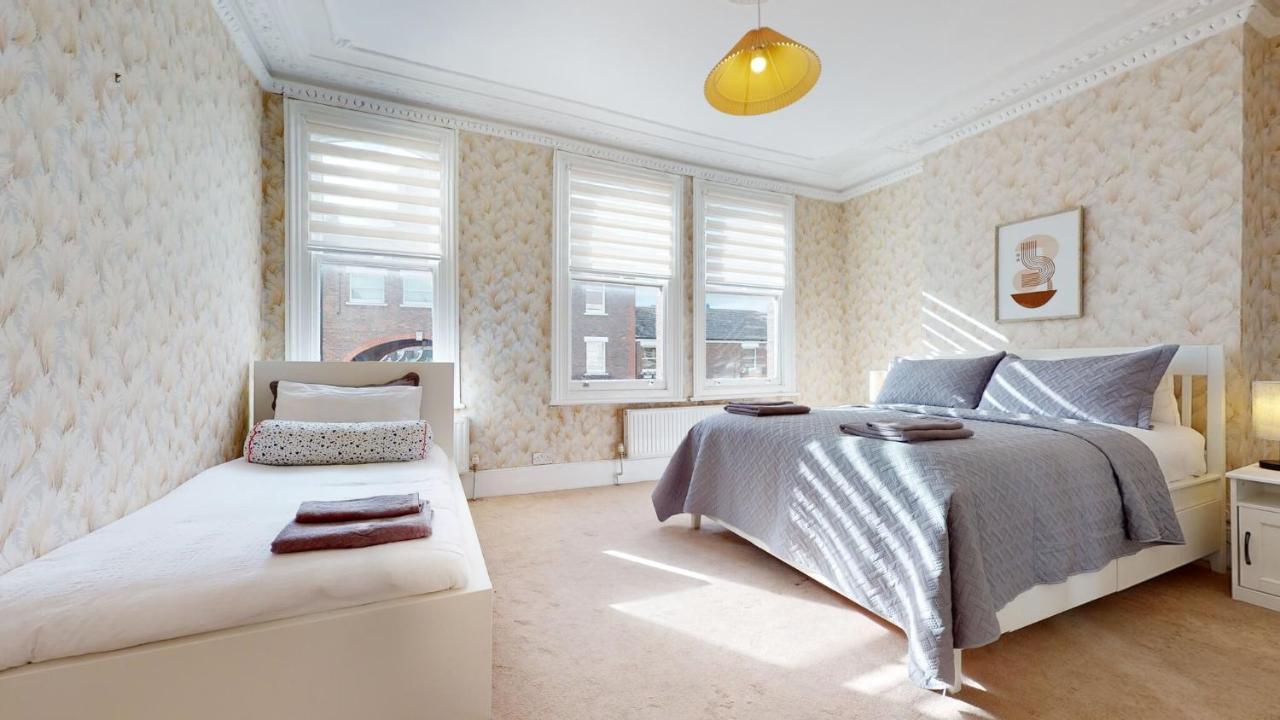 Feriehus Cheerful 4 Bedroom Victorian House With Back Courtyard *