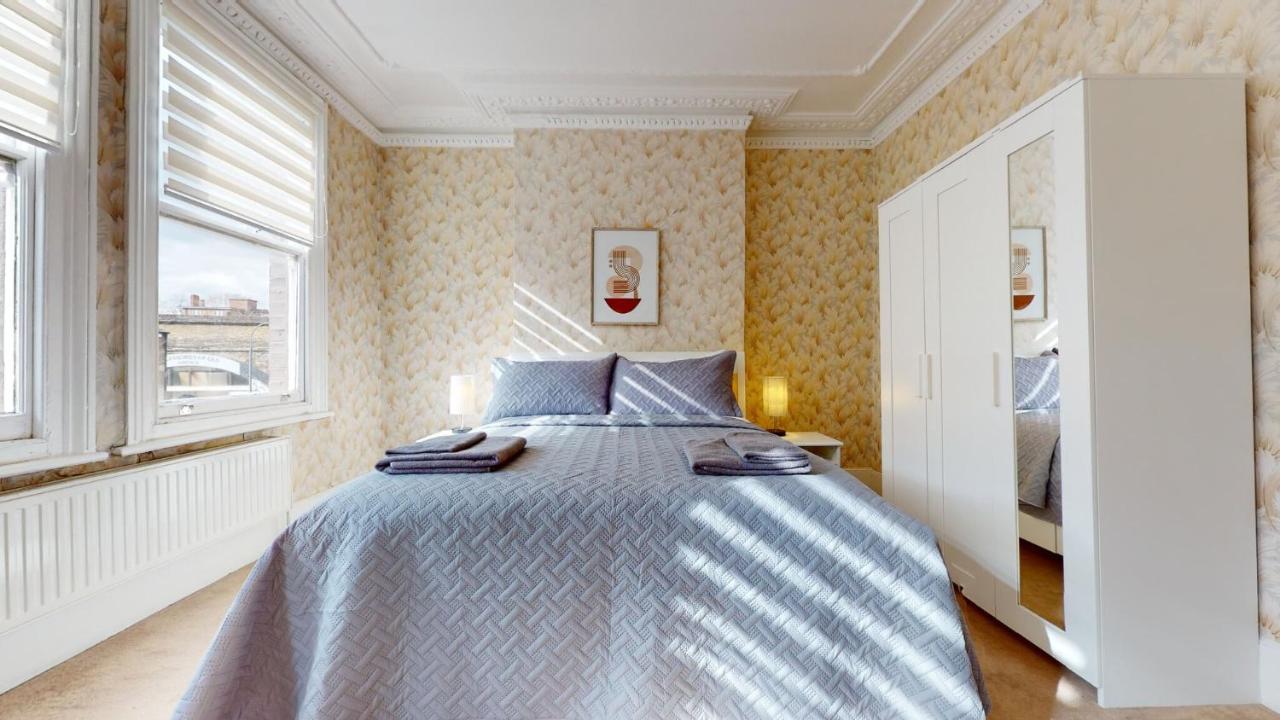 Cheerful 4 Bedroom Victorian House With Back Courtyard Feriehus London