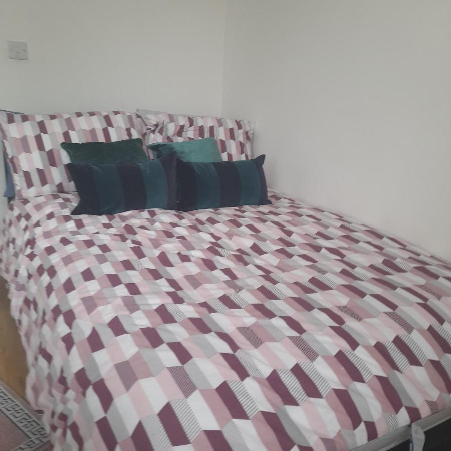 Accommodatie bij particulieren Double With Shared Bathroom In Private Self-contained Flat Will Share With One Other Person In Family House 2 Minutes Walk From Tufnell Park Tube Station 15 Minutes Walk From Camden Town