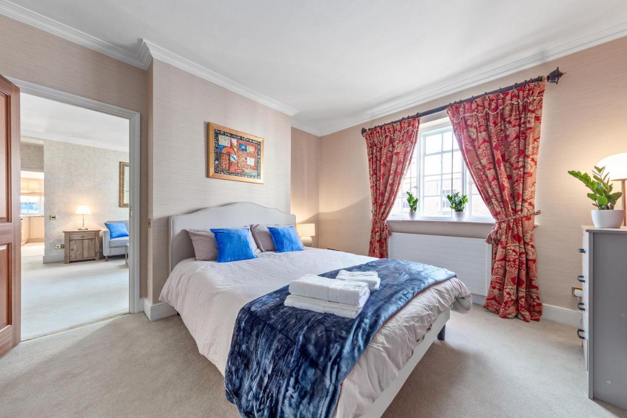 The Mayfair Large Snug * London