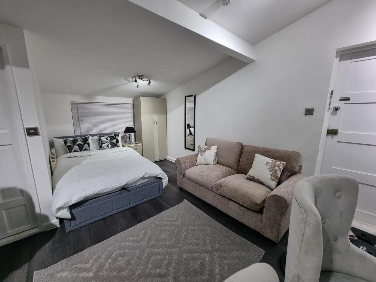 2 Min Walk To Upton Park Station Apartment *