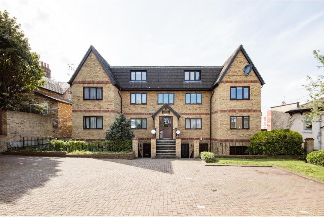 Spacious 2 Mins From Station * Londen