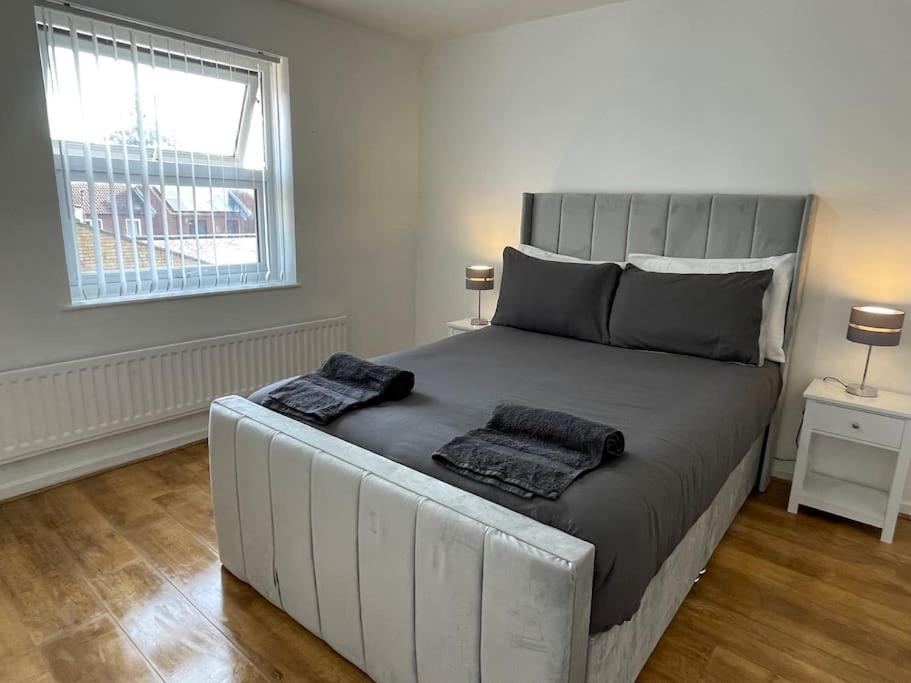 New! 4 Bedroom House With Garden And Lawn * London