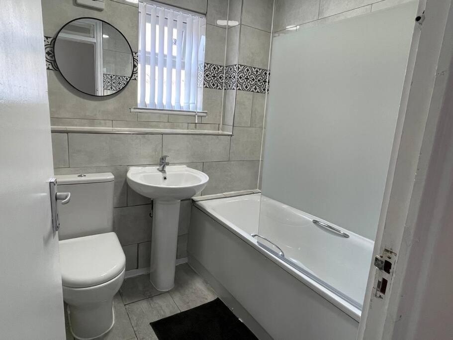 New! 4 Bedroom House With Garden And Lawn Ferienhaus London