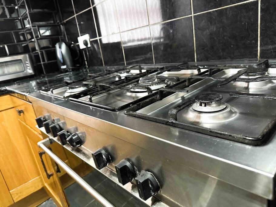 New! 4 Bedroom House With Garden And Lawn Ferienhaus *