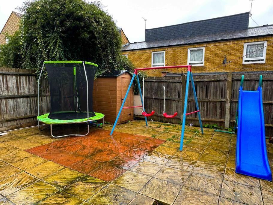 New! 4 Bedroom House With Garden And Lawn London