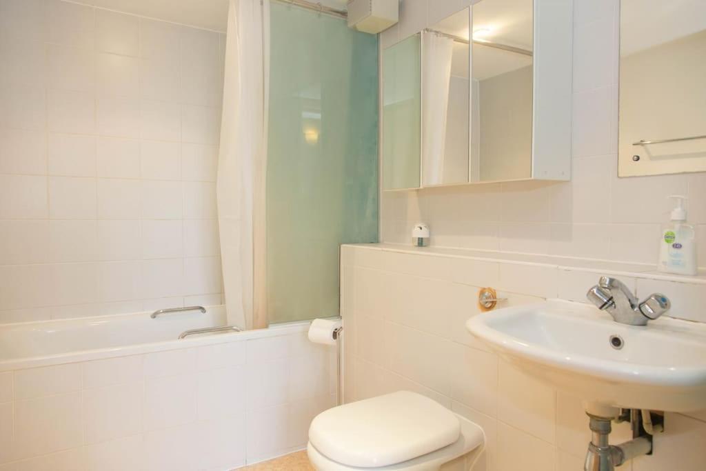 Spacious, Historic Schoolhouse * London