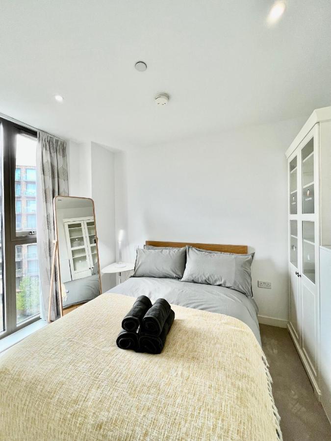 Luxury 2 Bedroom 2 Bathroom - City Airport Appartement Londen