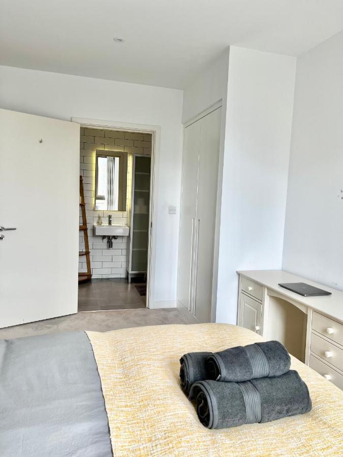 Luxury 2 Bedroom 2 Bathroom - City Airport Appartement Londen
