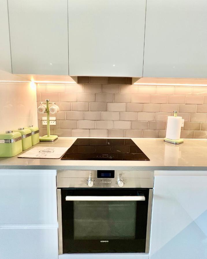 Luxury 2 Bedroom 2 Bathroom - City Airport Appartement Londen