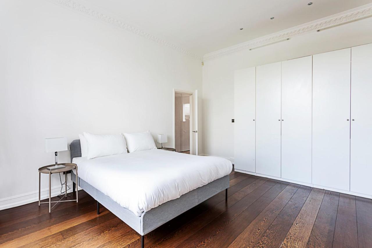 Charming Flamingo In Paddington Apartment *