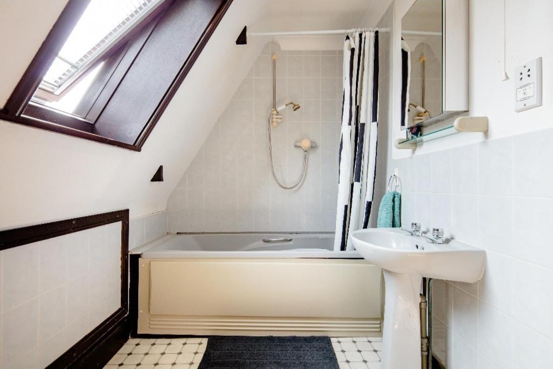Spacious 2 Mins From Station Gasthuis