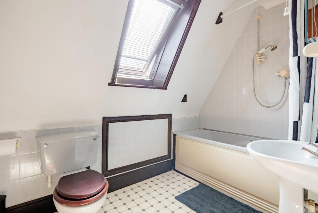 Spacious 2 Mins From Station Londen