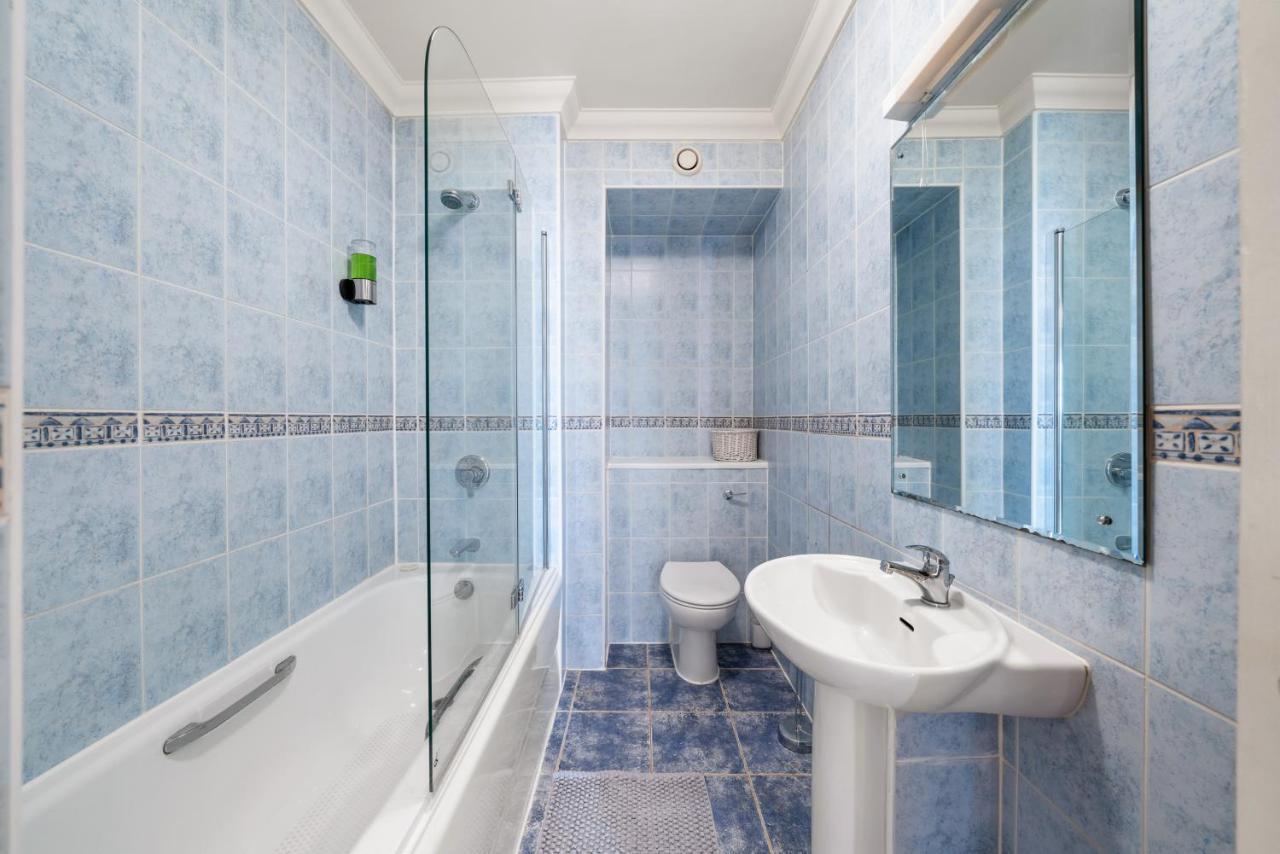 Appartement Terrific 2 Bed 2 Bath Apt With Gym & Roof Terrace -12 Mins From *
