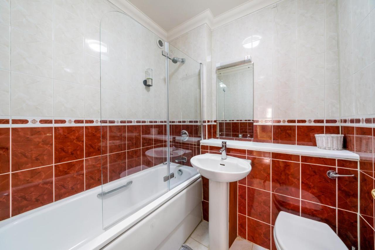 Appartement Terrific 2 Bed 2 Bath Apt With Gym & Roof Terrace -12 Mins From Londen