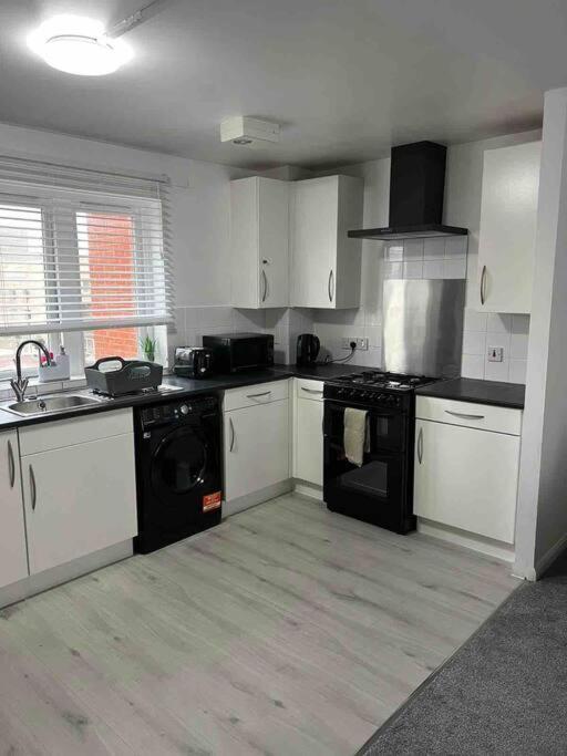 Spacious 1 Bedroom Unit In West * London