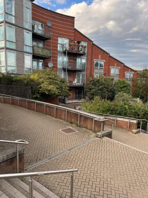 Spacious 1 Bedroom Unit In West * London
