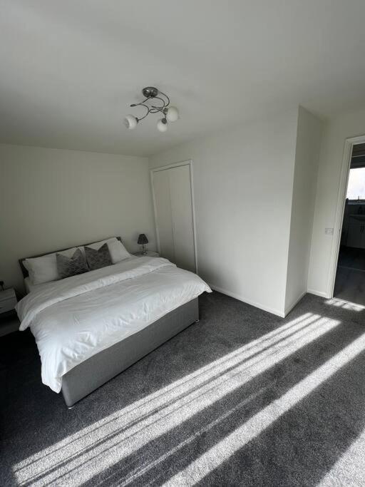 Spacious 1 Bedroom Unit In West