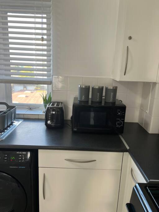 Spacious 1 Bedroom Unit In West Lejlighed