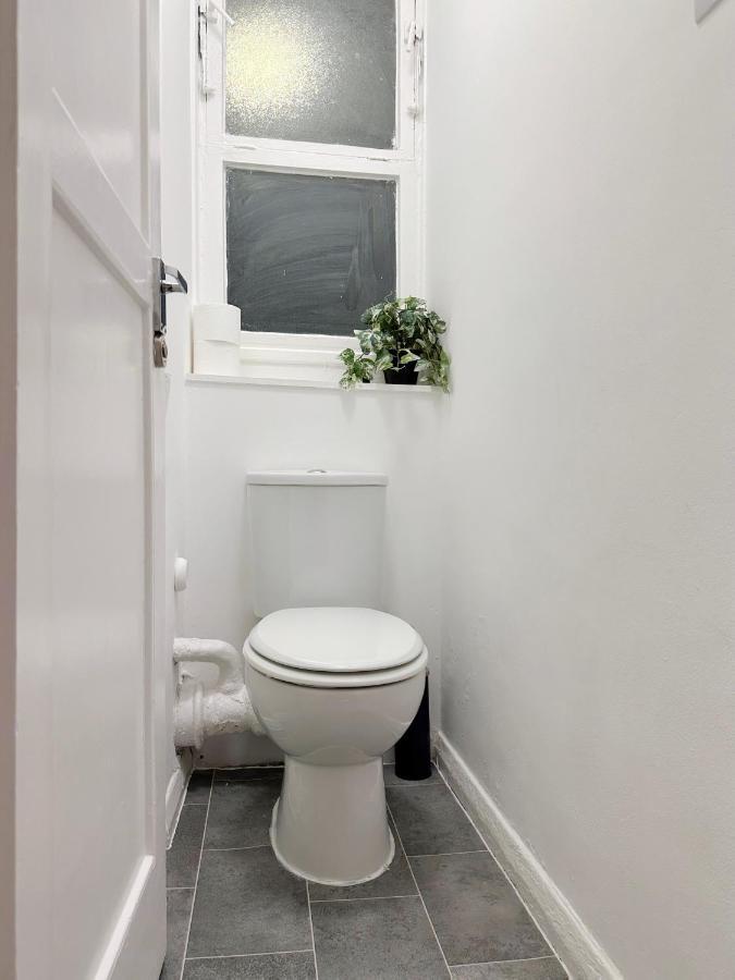 Zoey Place Near Thames River - 2 Double Beds, 1 Single Bed, Spacious, Ideal For Families Appartement *