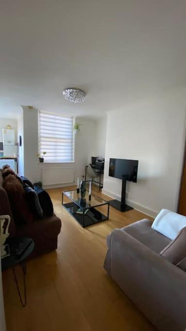 2 Bedroom Flat In Camberwell - Location With Excellent Connections To Tourist Attractions And Main Airports * Londen