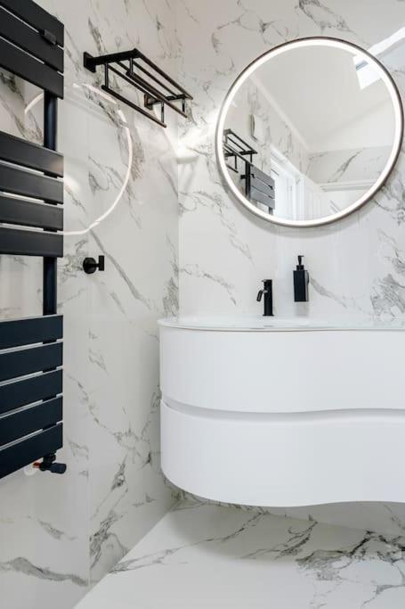 House 10 Mins To Tower Bridge Hot Tub & Parking Semesterbostad *