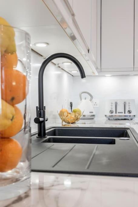 Semesterbostad House 10 Mins To Tower Bridge Hot Tub & Parking
